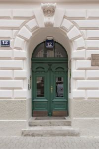 Eingang Raumlichkeiten Christian Ploy